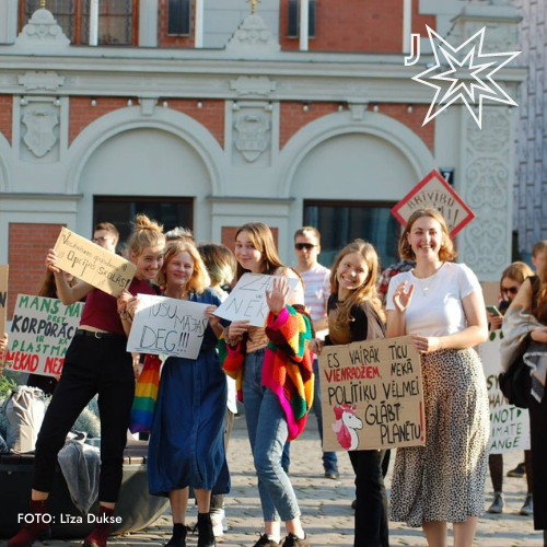 Jaunieši protesta akcijā pie Rīgas Domes
